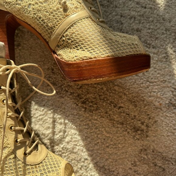 Stuart Weitzman beige lace-up platform booties with lace mesh overlay and leathe - Picture 3 of 8